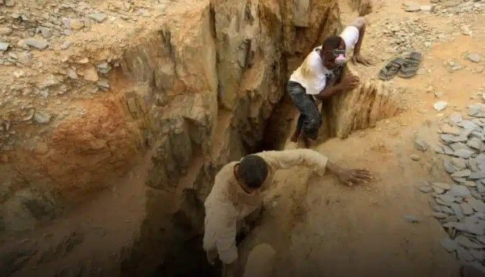 مصرع وإصابة 15 بانهيار بئر ذهب بـ"الباوقة".. السودان ينزف بين فوضى التعدين وأطماع الإمارات