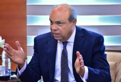 وزير الطيران يتباهى بتطوير حمامات مطار القاهرة بـ300 مليون ونشطاء يستدعون فيلم "أبو حلموس"!!