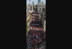 شاهد|| عشرات الآلاف يرفعون "البطاقة الحمراء" في بروكسيل ضد إسرائيل تضامنًا مع غزة