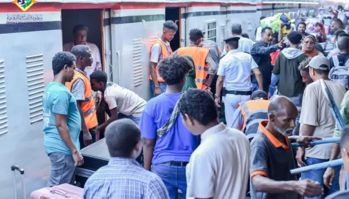 قطار العودة الطوعية للسودانيين من القاهرة إلى الخرطوم.. رحلة بين دموع الفراق وأمل الإعمار
