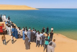 شاهد|| بحيرة غامضة تظهر فجأة في صحراء المنيا وتثير الجدل!!