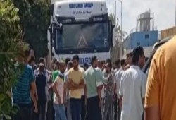 شاهد|| غضب عمالي وشعبي بعد وفاة رضيعة عاملة بشركة  "لينيين جروب" تعسفت الادارة بخروجها للعلاجها