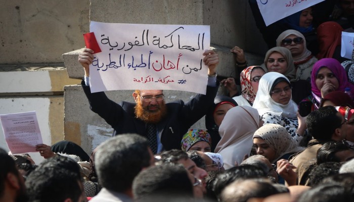 الاعتداءات المتكررة على الأطباء في مصر.. أزمة متفاقمة بين إهمال الدولة وتجاهل الحقوق