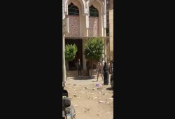 بالفيديو|| شاب يثير الرعب بسلاح أبيض أمام مسجد بدمياط: انعدام الأمن يعم الشوارع!