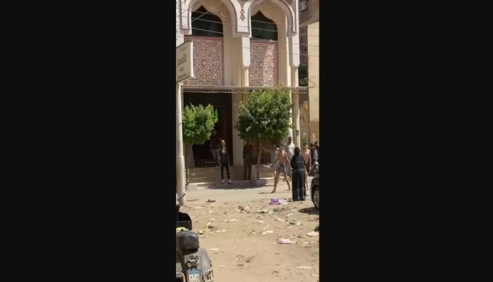 بالفيديو|| شاب يثير الرعب بسلاح أبيض أمام مسجد بدمياط: انعدام الأمن يعم الشوارع!