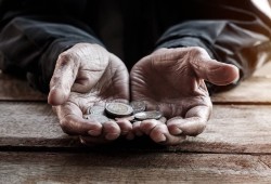 شاهد|| "أنا مش كافر بس الجوع كافر": كيف ساهمت الحكومة في تفاقم ظاهرة التسول