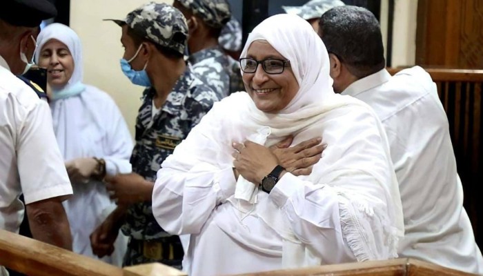 23 منظمة حقوقية: أطلقوا سراح هدى عبد المنعم قبل وفاتها