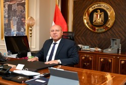 كامل الوزير يتباهى.. والأرقام والحوادث تغرق السكك الحديدية في دوامة ديون وفشل