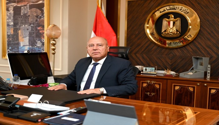 كامل الوزير يتباهى.. والأرقام والحوادث تغرق السكك الحديدية في دوامة ديون وفشل