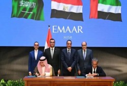السيسي يطرح 14 قطعة أرض على البحر الأحمر للبيع لجمع 3 مليارات دولار بعد صفقة السعودية والإمارات