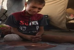 الطفل  الفلسطيني راتب.. بساق بلاستيكية بعد فقدها هي ووالدته في غارة صهيونية وحلم العثور على والده