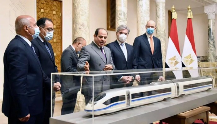 طرح تشغيل القطار السريع لمستثمرين أجانب.. ديون على المصريين وأرباح للألمان!