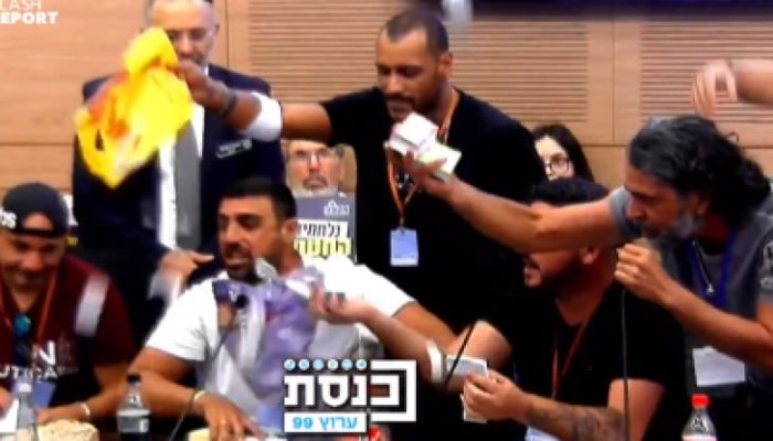 شاهد|| أكوام من الأدوية النفسية ألقاها جنود الاحتلال داخل الكنيست خلال مناقشته تزايد الانتحار!