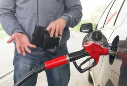 تُطبق منتصف أكتوبر المقبل: البنزين بـ 19.5 وأسطوانة الغاز بـ 250 جنيهًا
