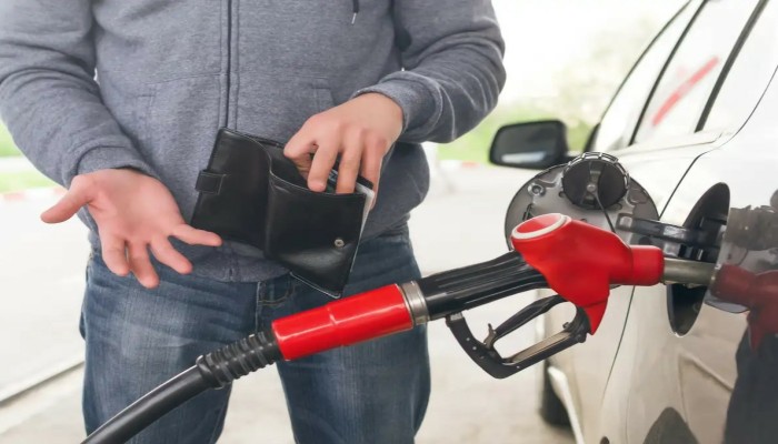 تُطبق منتصف أكتوبر المقبل: البنزين بـ 19.5 وأسطوانة الغاز بـ 250 جنيهًا