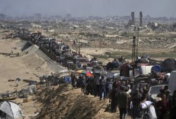 تحت النيران الصهيونية... نزوح جماعي من غزة نحو الحدود المصرية: قلق وتصعيد أمني غير مسبوق بسيناء!