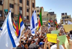 دروز السويداء يتظاهرون بالعلم الاسرائيلي للانفصال عن سوريا...أوراق صهيونية للانتقام من "الشرع"