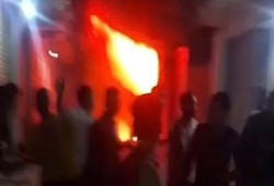 شاهد|| حريق ضخم بورشة أخشاب بالإسكندرية يصيب 5 أشخاص