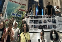 صحافيون ونشطاء على سلم النقابة يطالبون بإنهاء كامب ديفيد ونصرة غزة (فيديو)
