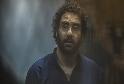 عفو السيسي عن علاء عبد الفتاح.. خطوة نحو التهدئة أم مناورة سياسية لإنقاذه اقتصاديًا؟