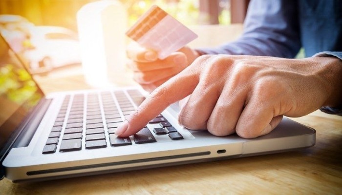 زيادة حصيلة ضرائب التجارة الإلكترونية 101%... الجبايات تخنق الاقتصاد وتطرد الاستثمارات