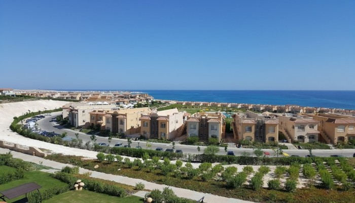 المستثمرون يشكون من "رسوم التنازل" العقارية الضخمة.. ما تداعياتها على مشروعات الساحل الشمالي؟