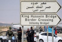 أزمة خانقة وتكدس عند معبر الكرامة... آلاف الفلسطينيين عالقون بعد إغلاقه من الجانب الصهيوني