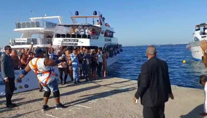 شاهد || كابونجا يتحدى المستحيل: أقوى رجل في العالم يسحب سفينة وزنها 700 طن في الغردقة