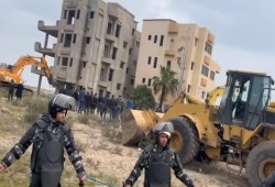 تجدد المشاحنات في ضاحية الجميل ببورسعيد.. بلدوزر الإزالة يعود وسط استغاثات وصرخات الأهالي