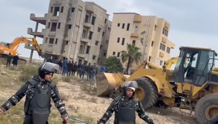 تجدد المشاحنات في ضاحية الجميل ببورسعيد.. بلدوزر الإزالة يعود وسط استغاثات وصرخات الأهالي