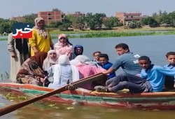 شاهد|| طلاب "جزيرة داود" بالمنوفية يعبرون برك المياه والطين لمدرستهم بالمراكب... ومدبولي والمزور يتفاخران بـ"جودة التعليم"!!