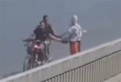 بالفيديو|| سرقة شابين لحقيبة فتاة بأحد شوارع القاهرة وغضب شعبي من الانفلات الأمني وتكرار حوادث الخطف
