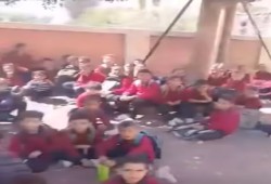 شاهد|| طلاب مدرسة الشهيد مصطفى عبد الحميد بملوي بالمنيا يقضون يومهم الدراسي بفناء المدرسة لعجز المعلمين