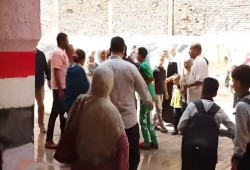 شاهد || اعتداء أولياء أمور طلاب مدرسة بالجيزة على معلم بسبب صراع على المقاعد الأمامية