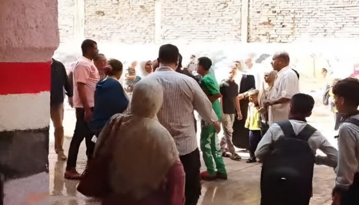 شاهد || اعتداء أولياء أمور طلاب مدرسة بالجيزة على معلم بسبب صراع على المقاعد الأمامية