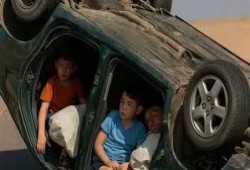 انقلاب مأساوي بالوادي الجديد يصيب 5 بينهم 4 أطفال.. والحادث يفضح خطورة الطرق رغم مليارات البنية التحتية