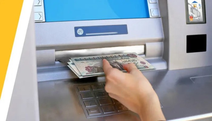 زيادة الرسوم البنكية... جباية جديدة تستنزف جيوب المصريين