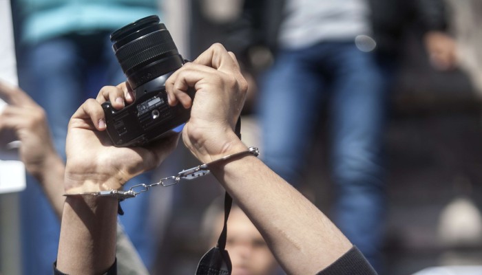 اعتراف السيسي بفشل أذرعه الإعلامية.. والحشد بـ67 شخصية لتصحيح "المسار"