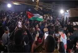 فيديو || أعلام وحلوى ودموع فرح في غزة بعد وقف النار