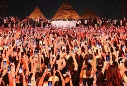 عبث السيسي بالهوية الحضارية: الأهرامات تتحول إلى ساحة حفلات وضوضاء وسط تصاعد فضائح تهريب الآثار