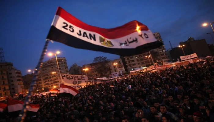 لماذا يهاجم السيسي ثورة 25 يناير مع كل أزمة؟ شبح الانتفاضة الشعبية يُطارد نظامه