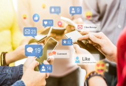النشر على وسائل التواصل قبل النوم يسبب أضرارًا مماثلة للخمر والحشيش