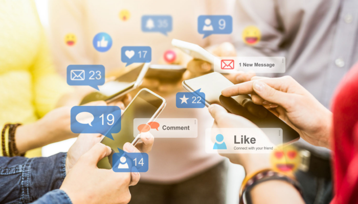 النشر على وسائل التواصل قبل النوم يسبب أضرارًا مماثلة للخمر والحشيش