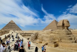تهدد المنطقة الأثرية.. دعوى لحظر الحفلات الليلية الصاخبة بالأهرامات
