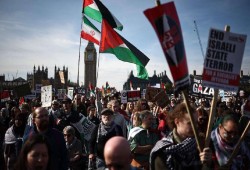 مئات الآلاف يجتاحون شوارع لندن نصرة لفلسطين عقب اتفاق وقف النار في غزة (فيديو)