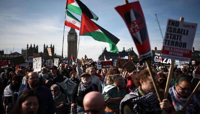 مئات الآلاف يجتاحون شوارع لندن نصرة لفلسطين عقب اتفاق وقف النار في غزة (فيديو)