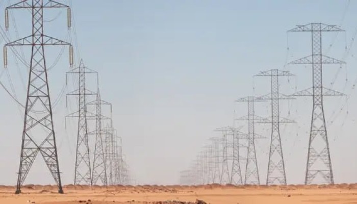 حكومة السيسي تحتفي بإنجاز 95% من مشروع الربط الكهربائي مع السعودية وسط أزمة انقطاعات متكررة