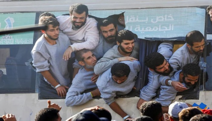 فجر الحرية.. المقاومة تحرر 1966 أسيرًا فلسطينيًا في صفقة تاريخية ضمن عملية طوفان الأقصى (فيديو)