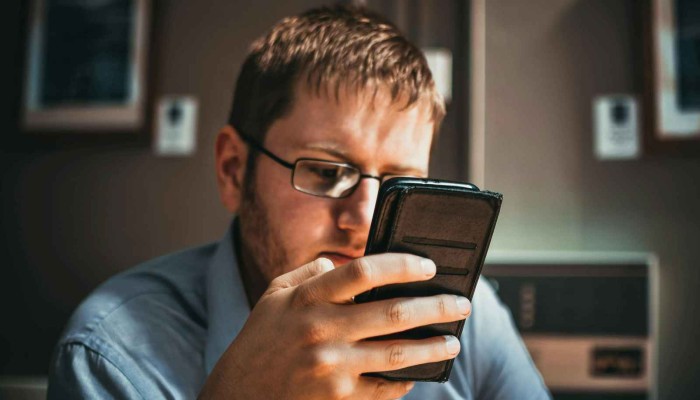 5 أشياء تحدث لدماغك عندما تستخدم الهاتف
