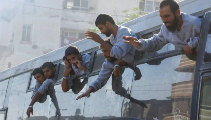 أسرى غزة يخرجون من سجون الاحتلال بأجساد منهكة وقلوب مكسورة بعد فقدان أحبتهم (شاهد)